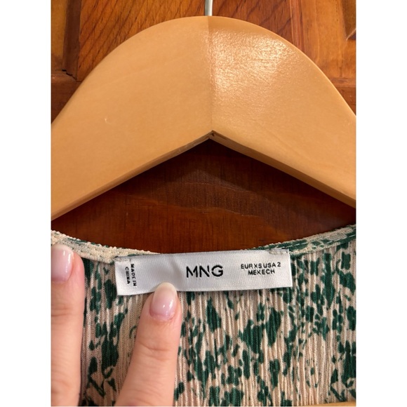 Mango V Neck Accordion Crinkle Floral Mini - XS - Picture 6 of 6